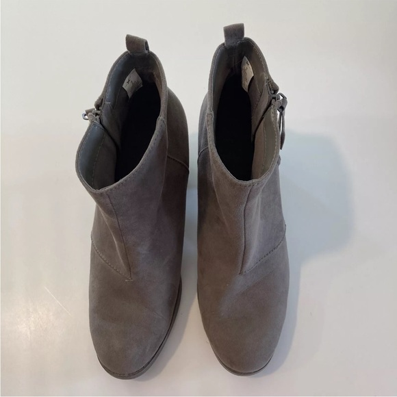 Old Navy Womens Gray Suede Ankle Boots sz 10 heels - Picture 3 of 8